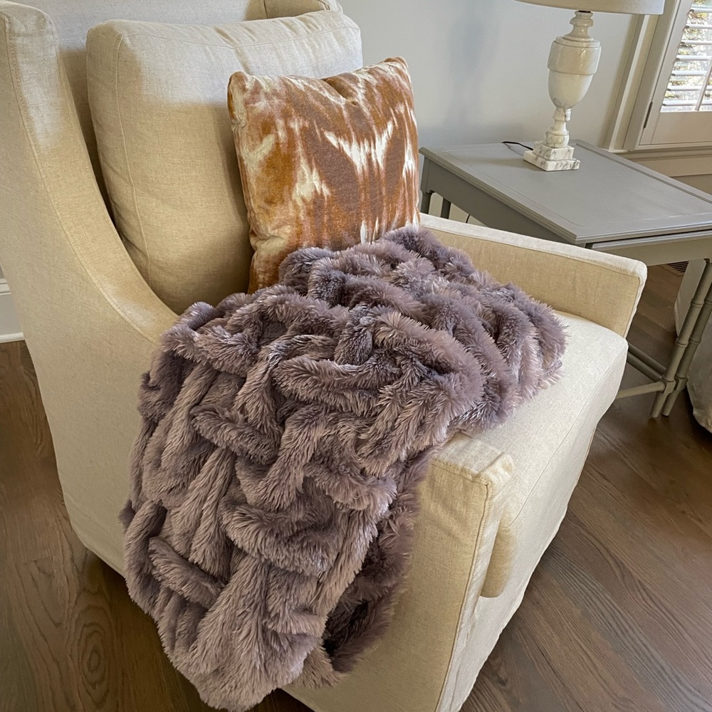 Oslo throw from Z Gallerie in Amethyst - New without tags
.